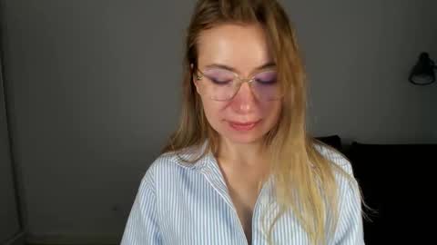 Mia online show from January 9, 7:33 am