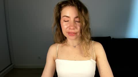 Mia online show from April 22, 6:27 am