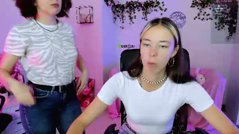mia_mooon_ online show from July 6, 8:33 am