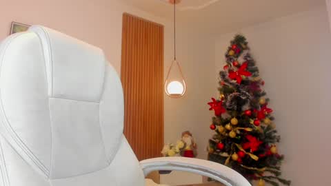 Snapshot of mia_nevaeh chatting on December 17, 9:05 pm Mia Nevaeh - follow me online show from December 17, 9:05 pm