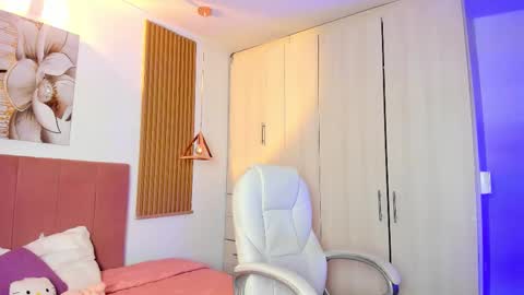 Snapshot of mia_nevaeh chatting on October 19, 8:09 pm Mia Nevaeh - follow me online show from October 19, 8:09 pm
