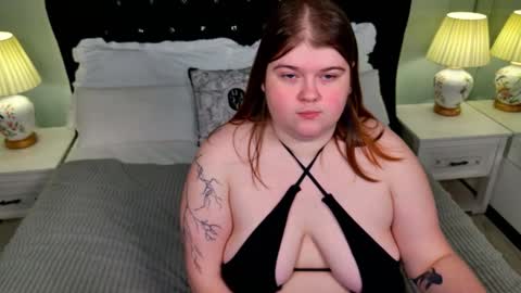 Sweet Mia online show from November 30, 6:01 pm