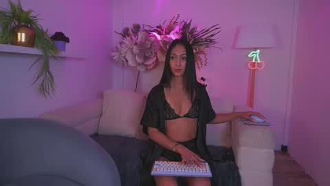 Mia online show from March 28, 11:21 am