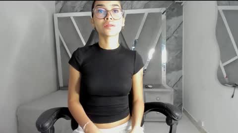 mia_petiteht online show from March 15, 8:48 pm