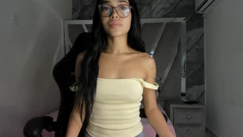 Snapshot of mia_petiteht chatting on May 8, 8:14 pm mia_petiteht online show from May 8, 8:14 pm