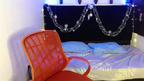 Snapshot of mia_peyton chatting on December 7, 1:29 pm Mia online show from December 7, 1:29 pm
