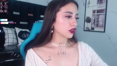 Snapshot of mia_ponce_a chatting on October 17, 1:53 am MIA online show from October 17, 1:53 am