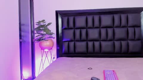 mia online show from April 8, 5:40 am