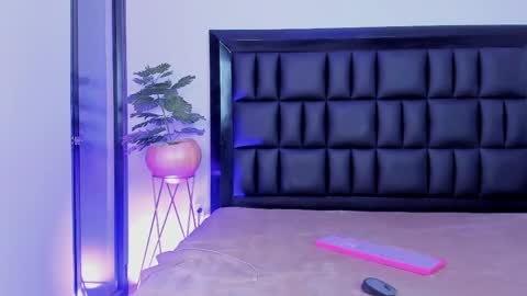 mia online show from April 11, 7:45 am