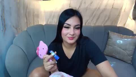 Mia online show from March 5, 8:05 pm