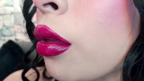 Mia online show from November 21, 7:01 pm