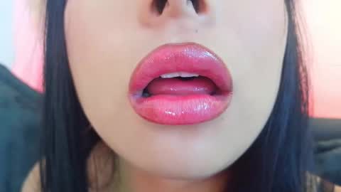 Mia online show from March 23, 9:30 pm