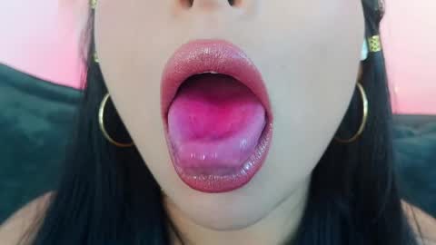 Mia online show from April 21, 9:50 pm