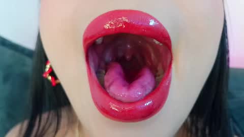 Mia online show from April 22, 9:27 pm