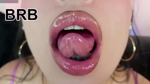 Mia online show from July 27, 11:45 pm
