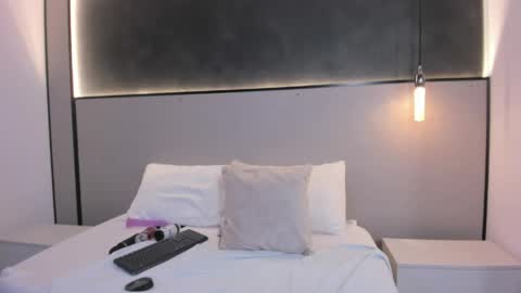 M I A online show from April 7, 12:16 pm