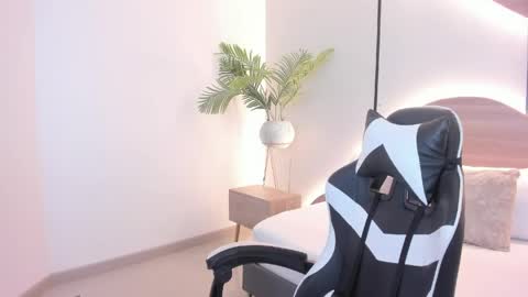 Snapshot of mia_slora chatting on June 4, 2:39 am M I A online show from June 4, 2:39 am