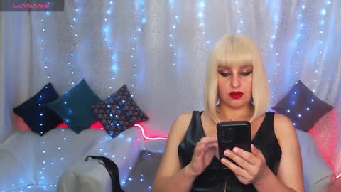 Snapshot of mia_sunn chatting on September 11, 1:39 am mia_sunn online show from September 11, 1:39 am