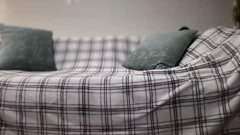 Snapshot of mia_temptress chatting on May 22, 12:51 am Mia online show from May 22, 12:51 am