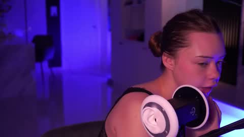 Snapshot of mia_vixen_ chatting on December 1, 3:11 am VixenMia online show from December 1, 3:11 am