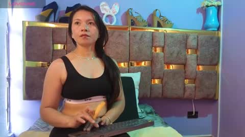 Snapshot of mia_wetts chatting on October 6, 7:44 pm mia_wetts online show from October 6, 7:44 pm