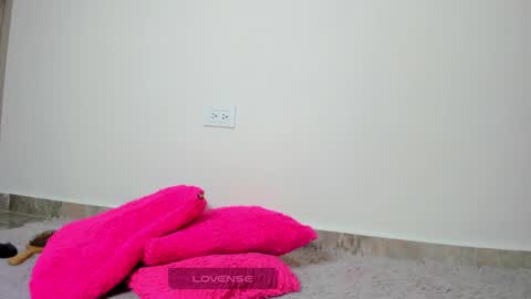 MIA INDEPENDENT MODEL  online show from January 6, 8:46 am