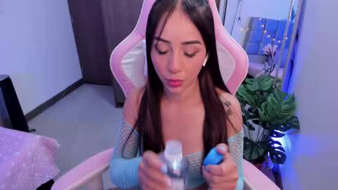 Snapshot of miaa_06 chatting on February 19, 1:40 am mia  nicolle online show from February 19, 1:40 am