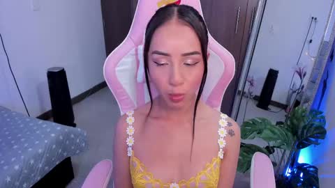 Snapshot of miaa_06 chatting on March 5, 4:34 am mia  nicolle online show from March 5, 4:34 am