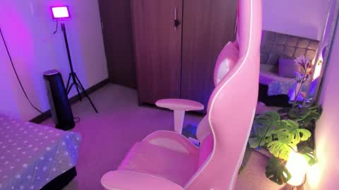 Snapshot of miaa_06 chatting on October 9, 11:47 pm mia  nicolle online show from October 9, 11:47 pm