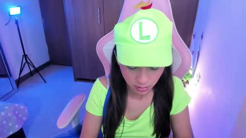 mia  nicolle online show from November 1, 1:18 am