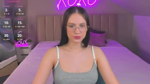 Mia online show from April 20, 11:24 am