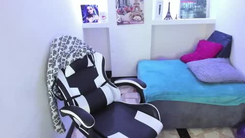       online show from October 4, 12:25 pm