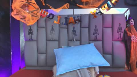 Mia online show from October 24, 12:01 pm