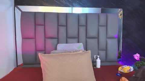 Mia online show from November 14, 12:04 pm