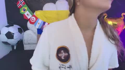 Snapshot of miaabrown__ chatting on July 4, 12:00 pm Mia online show from July 4, 12:00 pm