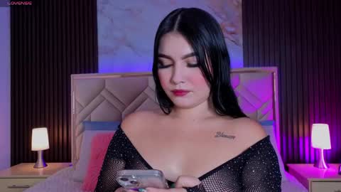 Snapshot of miaafarrel chatting on May 25, 7:09 pm Miaa Farrel online show from May 25, 7:09 pm