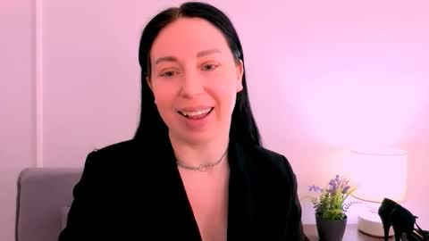 Mia online show from April 24, 3:25 pm