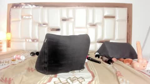 Snapshot of miaaxxx_ chatting on December 31, 3:42 pm Mia online show from December 31, 3:42 pm