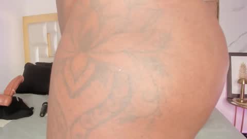 Snapshot of miaaxxx_ chatting on September 21, 8:32 pm Mia online show from September 21, 8:32 pm
