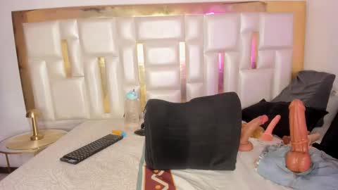 Snapshot of miaaxxx_ chatting on November 7, 3:06 am Mia online show from November 7, 3:06 am