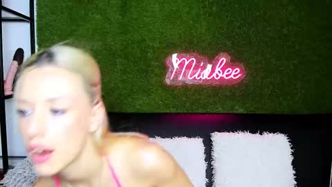 Snapshot of miabeex chatting on July 23, 3:54 pm MiaBeeX online show from July 23, 3:54 pm