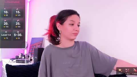 Snapshot of miabellee_ chatting on June 27, 7:35 am mia online show from June 27, 7:35 am