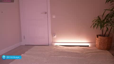 miablueye online show from October 25, 5:30 pm