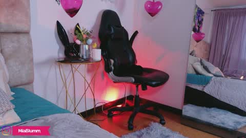 miablumm_ online show from March 31, 10:10 pm