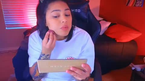 Snapshot of miacanela_xo chatting on January 4, 12:05 am Mia online show from January 4, 12:05 am