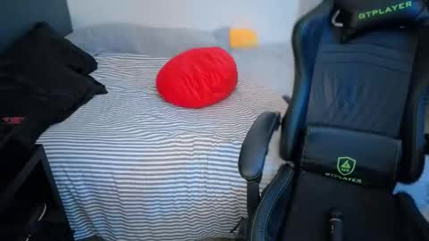 Mia online show from April 22, 1:52 am