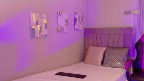 Snapshot of miacarterr_ chatting on December 5, 12:14 pm Mia online show from December 5, 12:14 pm