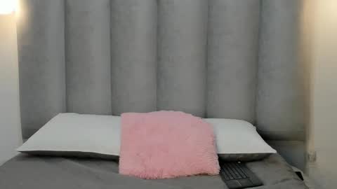 miacleark online show from November 19, 8:31 pm