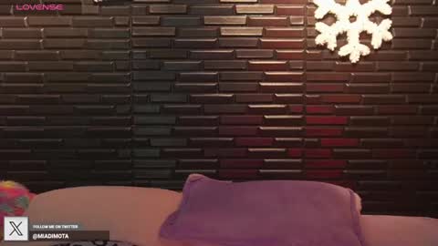 Mia online show from December 4, 4:10 am