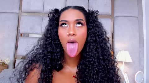Snapshot of miaebony_ chatting on December 6, 11:14 pm Call me Mia online show from December 6, 11:14 pm